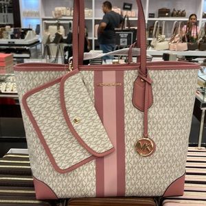 MICHAEL KORS
Eva Large Logo Stripe Tote Bag
Style# 30T9GV0T7B
Rose Multi